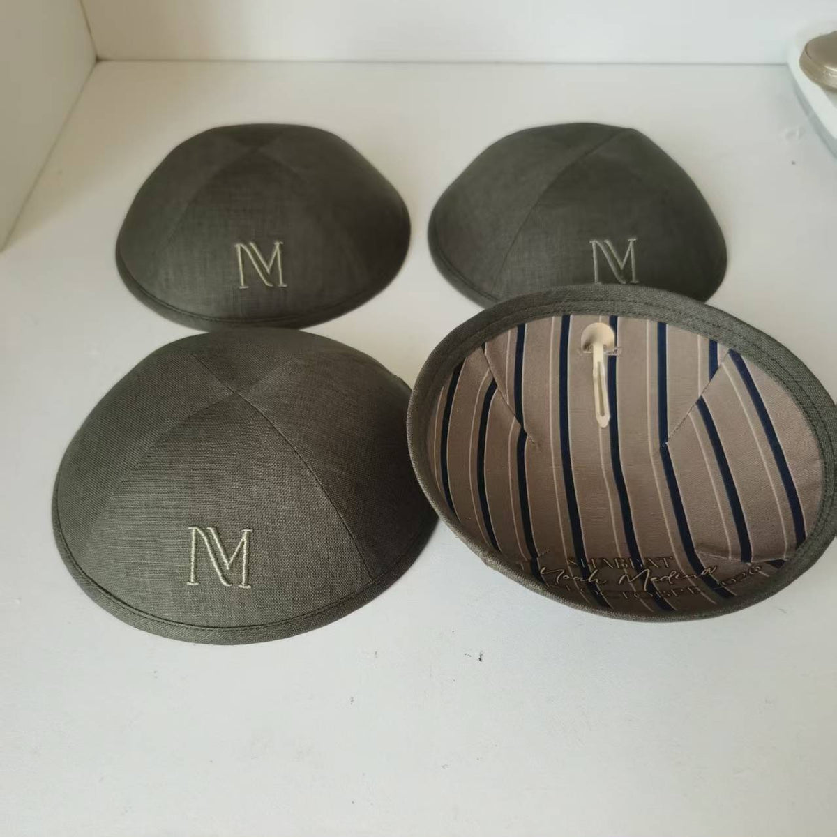 Collection de kippas personnalisées en lin et velours côtelé avec couvre-pain