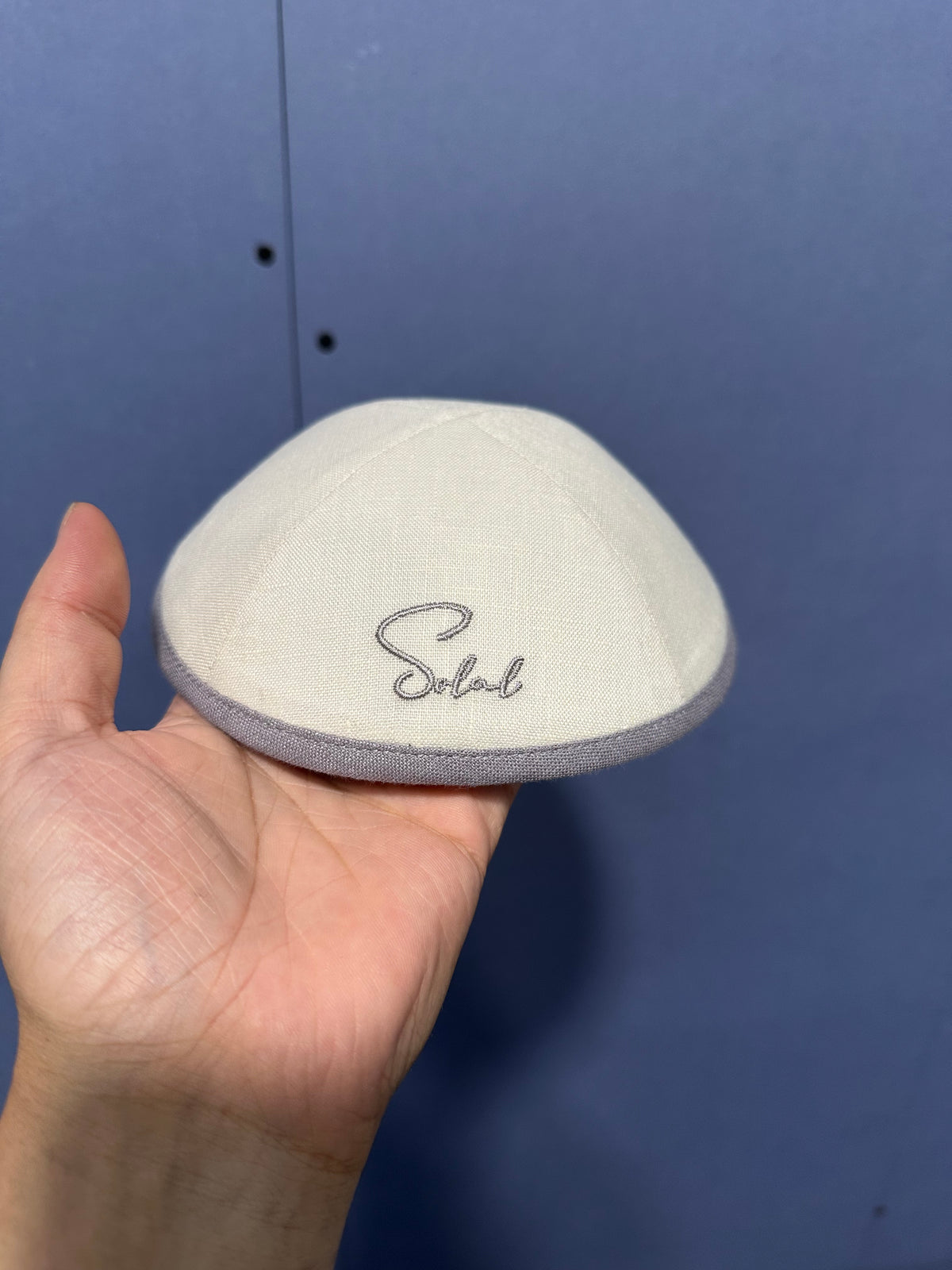 Kippas personnalisées en lin gris et crème avec bordure contrastante — 100 pièces
