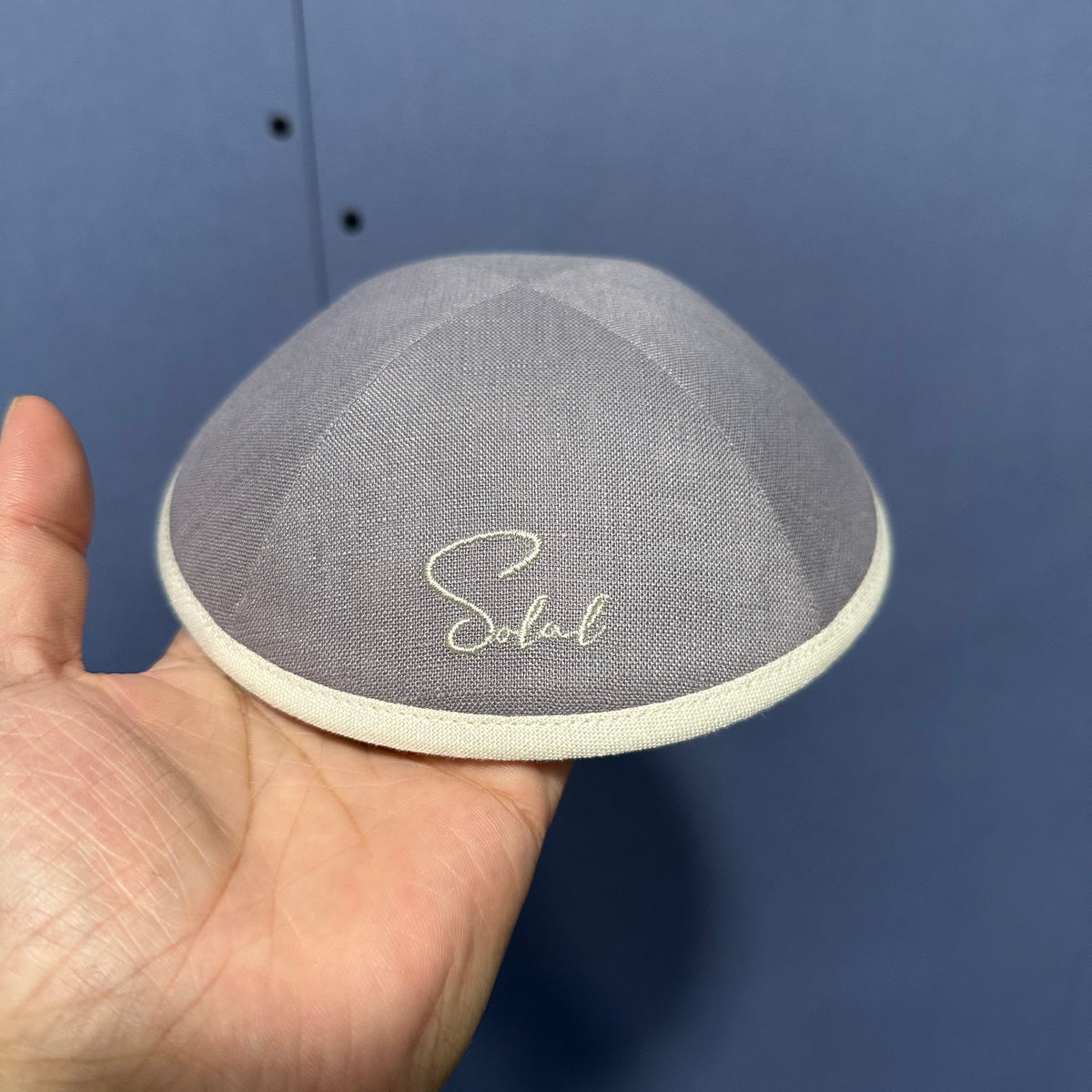 Kippas personnalisées en lin gris et crème avec bordure contrastante — 100 pièces