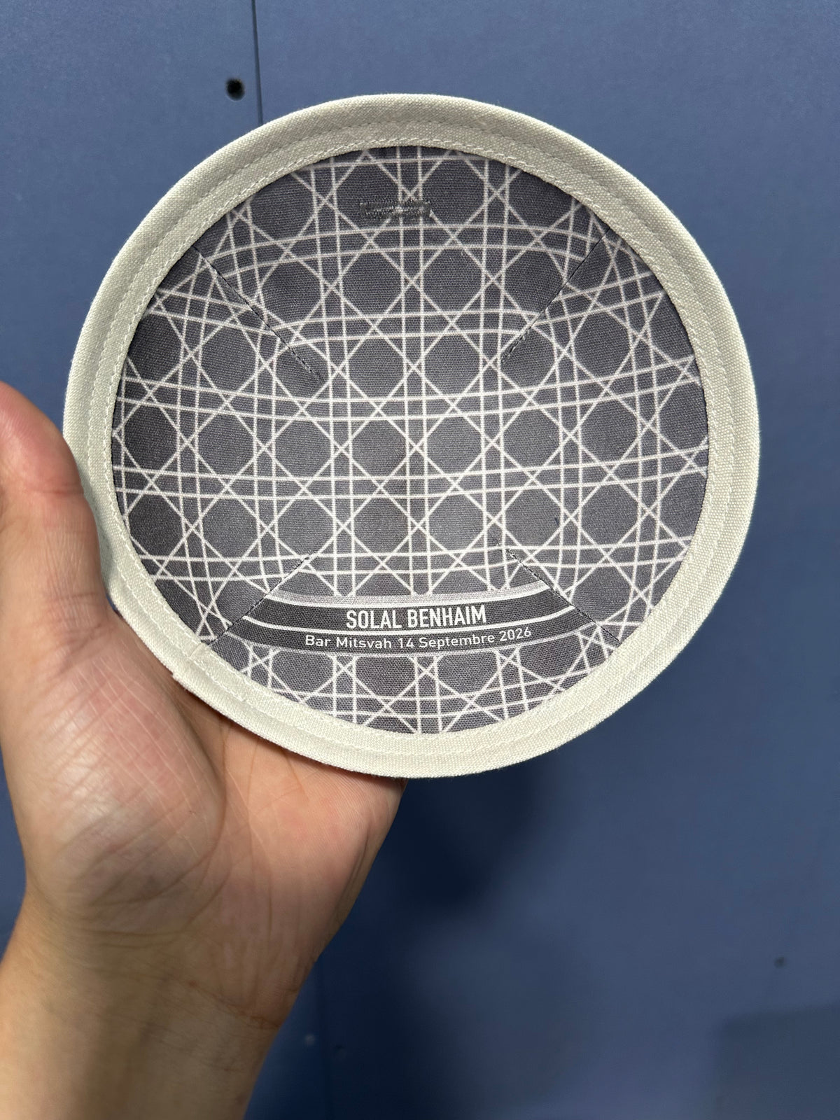 Kippas personnalisées en lin gris et crème avec bordure contrastante — 100 pièces